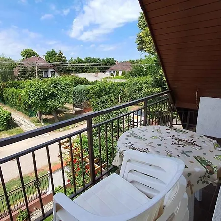 Two-bedroom Near 5 Appartamento