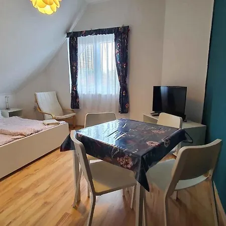 Two-bedroom Near 5 *