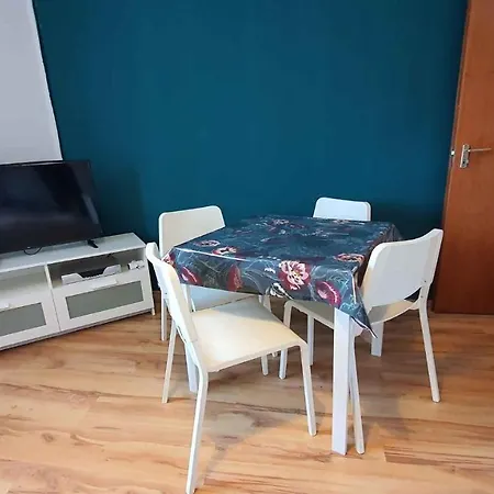 Two-bedroom Near 5 *