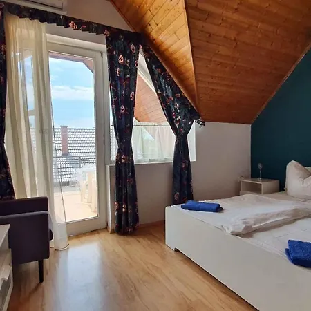 Two-bedroom Near 5 Appartamento