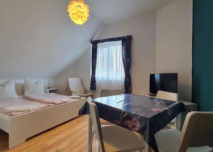 Two-bedroom Near 5