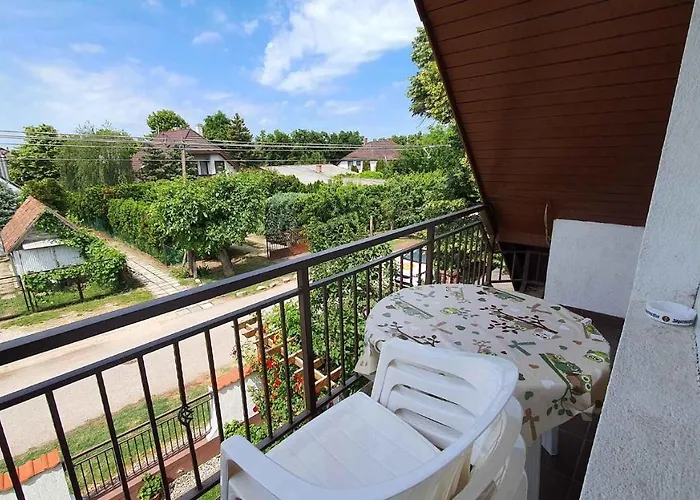 Two-bedroom Near 5 Apartment