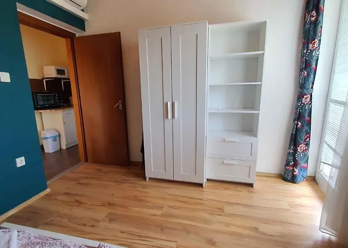 Two-bedroom Near 5