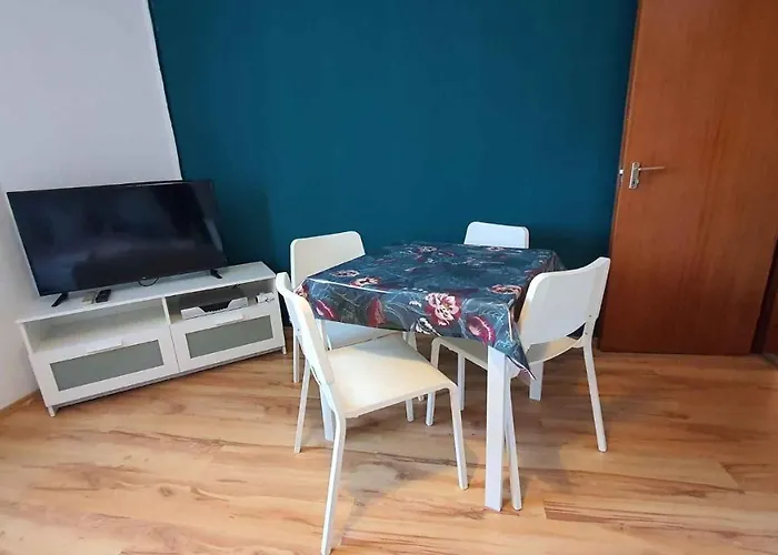 Two-bedroom Near 5 *